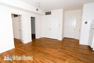 911 W Dakin St, Unit J08W in Chicago, IL - Foto de edificio - Building Photo