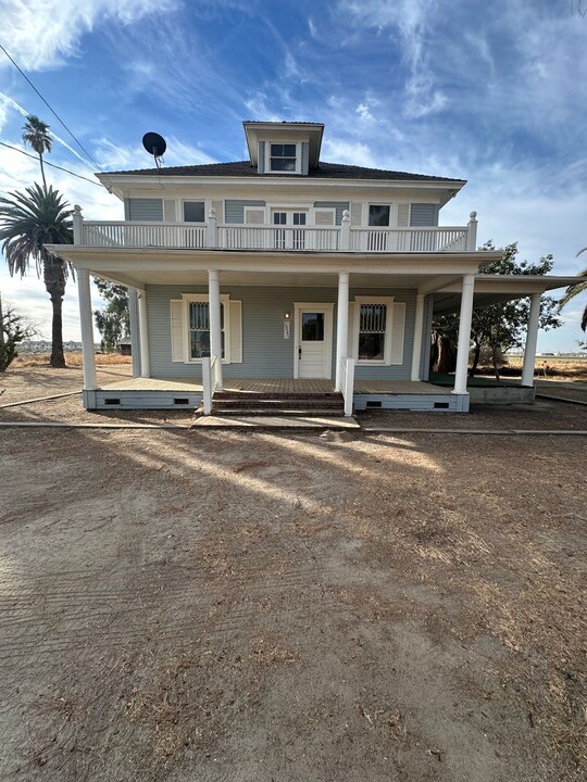 12551 W Lacey Blvd in Hanford, CA - Building Photo