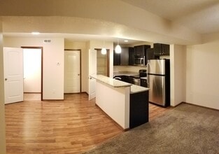 8601 Westown Pky, Unit 11105 in West Des Moines, IA - Building Photo - Building Photo