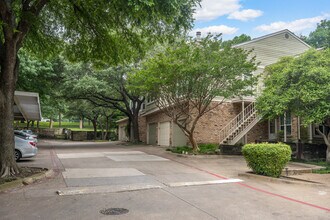 The Oaks of Lakewood in Dallas, TX - Building Photo - Building Photo