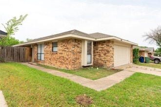 5417 Knollridge Dr in Garland, TX - Foto de edificio - Building Photo