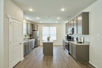 901 Chickasaw Dr in Montgomery, TX - Building Photo - Building Photo