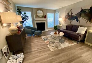10901 Meadowglen Ln, Unit 229 in Houston, TX - Building Photo