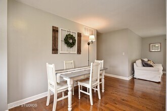 123 Woodland Rd in Libertyville, IL - Building Photo - Building Photo