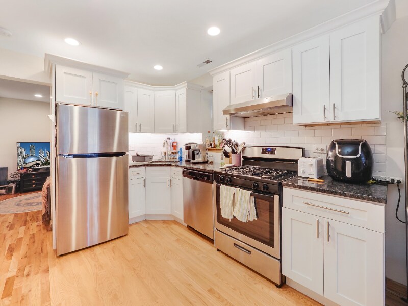 2425 N Greenview Ave in Chicago, IL - Building Photo