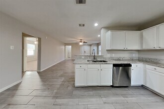 19103 Remington Manor Dr in Cypress, TX - Building Photo - Building Photo