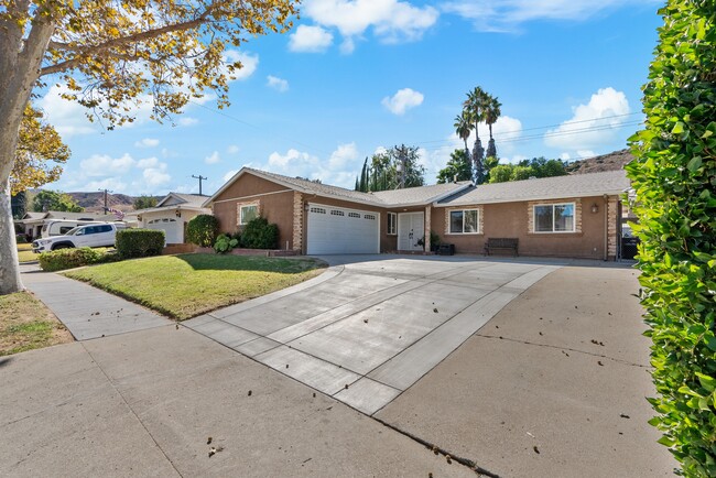 5244 Katherine St in Simi Valley, CA - Foto de edificio - Building Photo