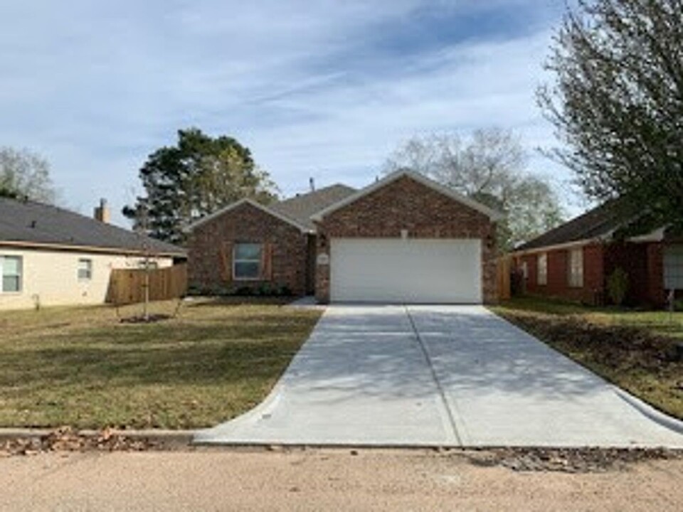 7071 Gentle Breeze Dr in Willis, TX - Building Photo