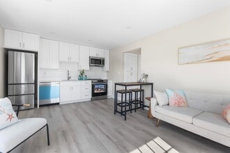 112 W Main St, Unit 8 in Hyannis, MA - Building Photo - Building Photo