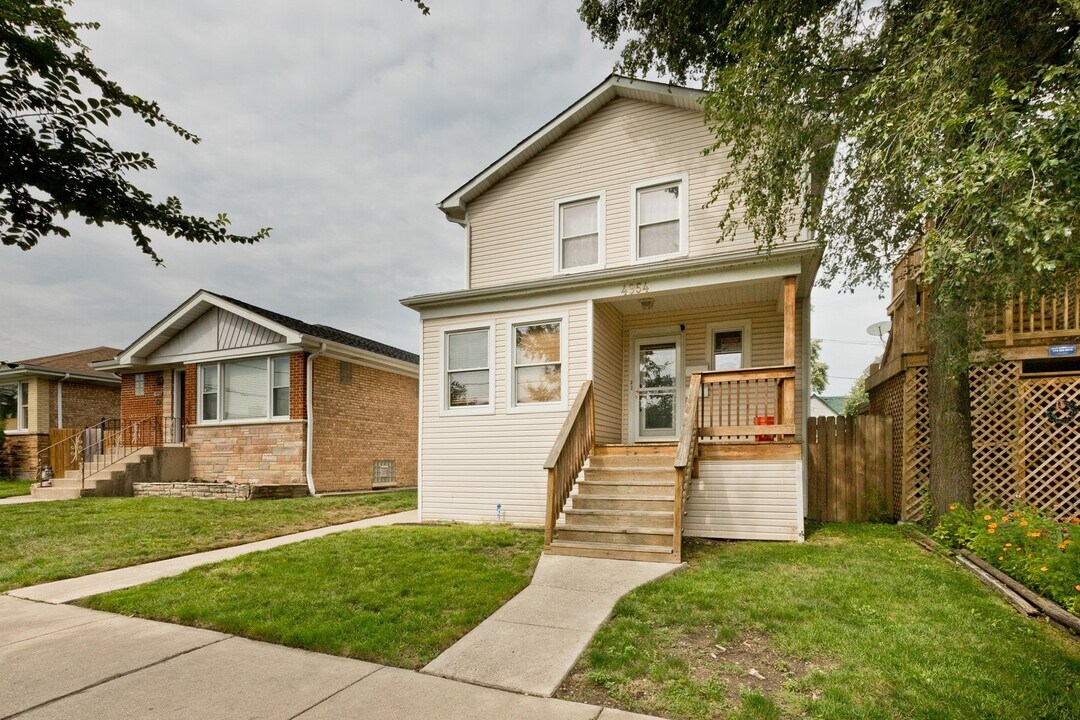 4954 W Cullom Ave in Chicago, IL - Building Photo