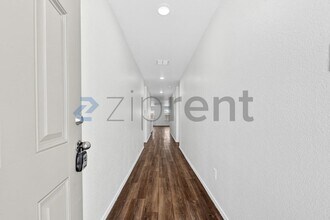 900 Wildflower St in Ennis, TX - Building Photo - Building Photo