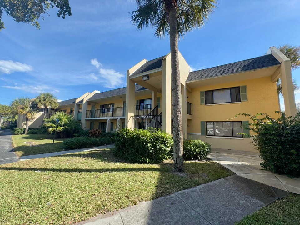 710 Meadows Cir, Unit 710 in Boynton Beach, FL - Building Photo