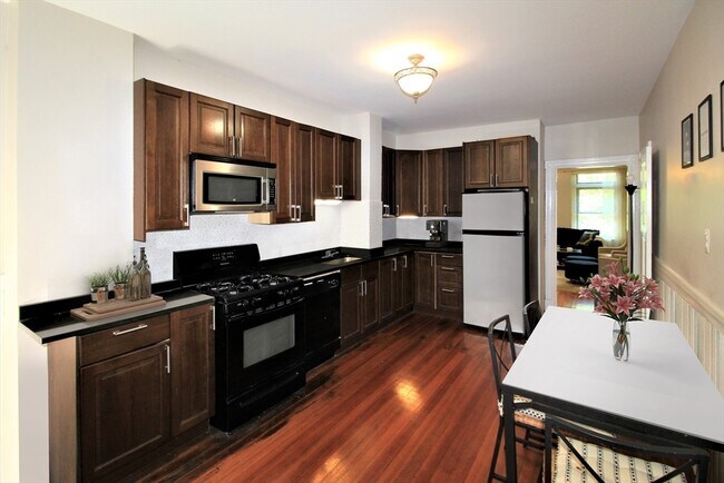 1805 Beacon St, Unit 2 in Brookline, MA - Building Photo - Building Photo