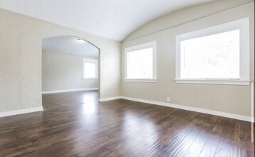 2626 S Dunsmuir Ave in Los Angeles, CA - Foto de edificio - Building Photo
