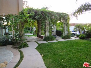 16990 Oak View Dr in Los Angeles, CA - Building Photo - Building Photo