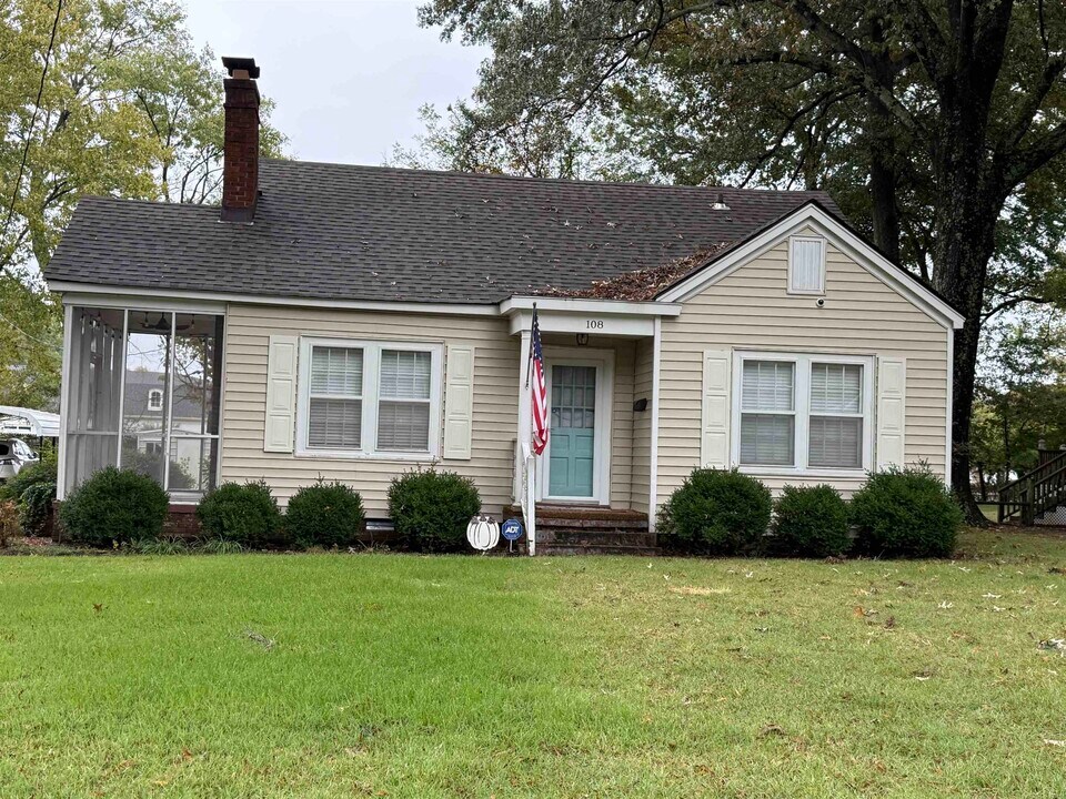 108 N McLemore Ave in Brownsville, TN - Building Photo