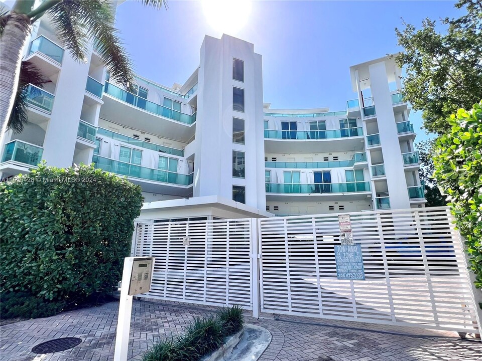 2000 Bay Dr, Unit 409 in Miami Beach, FL - Foto de edificio