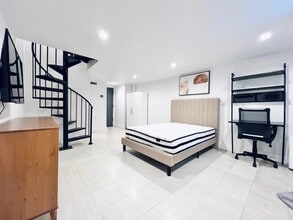 Furnished room/NOT APARTMENT in Queens, NY - Foto de edificio - Building Photo