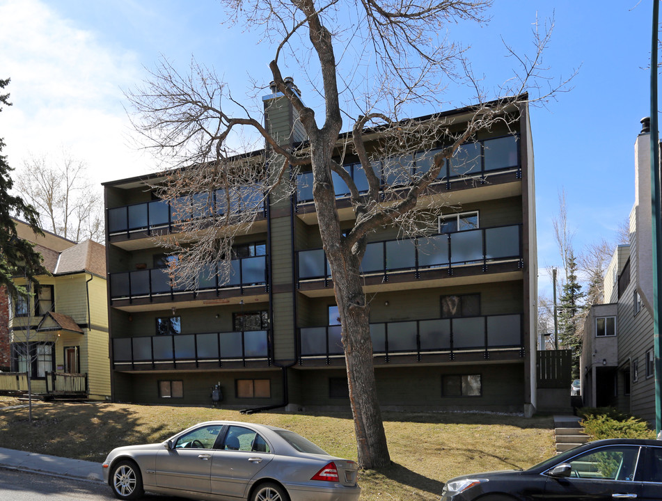 1821 17A St SW in Calgary, AB - Building Photo