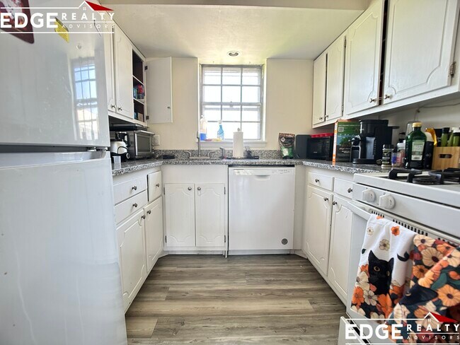 166 Lake Shore Rd, Unit 1 in Boston, MA - Building Photo - Building Photo