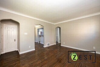 5561 Lakepointe St in Detroit, MI - Foto de edificio - Building Photo