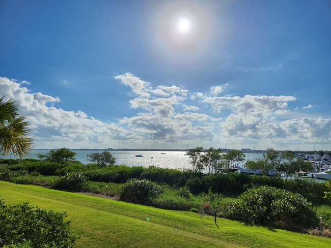property at 33 Harbour Isle Dr W