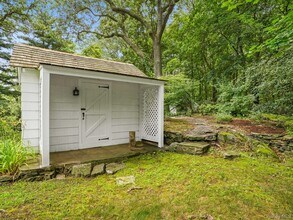 8 S Bedford Rd in Pound Ridge, NY - Building Photo - Building Photo