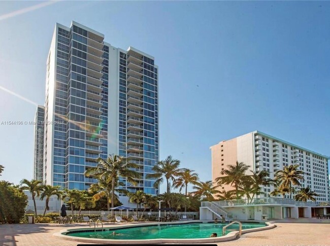 2655 Collins Ave, Unit 1407 in Miami Beach, FL - Building Photo - Building Photo