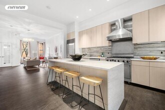 105 Manhattan Ave in New York, NY - Building Photo - Building Photo