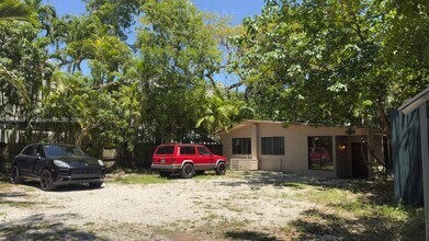 3164 Center St in Miami, FL - Building Photo - Building Photo