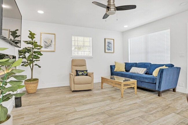 1598 NE 38th St in Oakland Park, FL - Foto de edificio - Building Photo