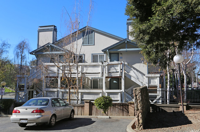 Meadowood in Hayward, CA - Foto de edificio - Building Photo