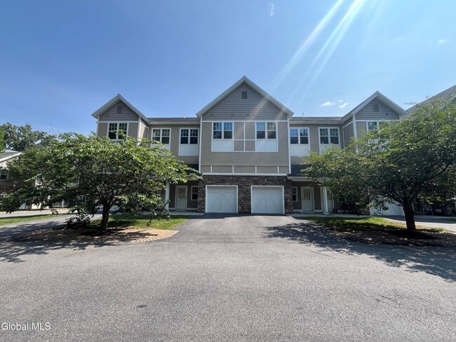 74 Weibel Ave in Saratoga Springs, NY - Foto de edificio - Building Photo