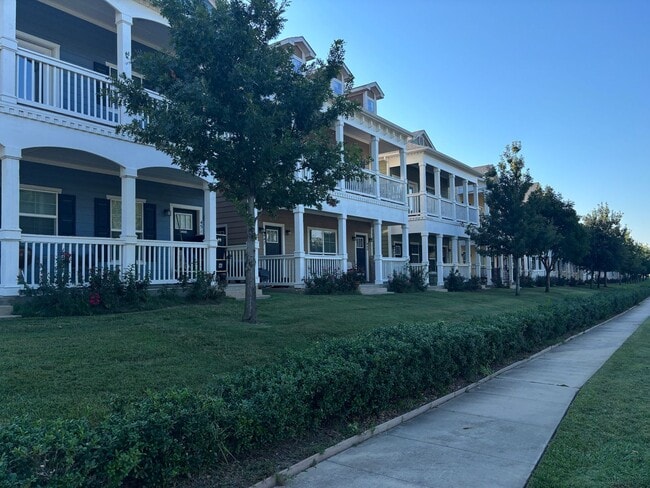 property at 453 N Woods St