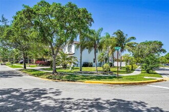 1298 NW 192nd Terrace in Pembroke Pines, FL - Foto de edificio - Building Photo