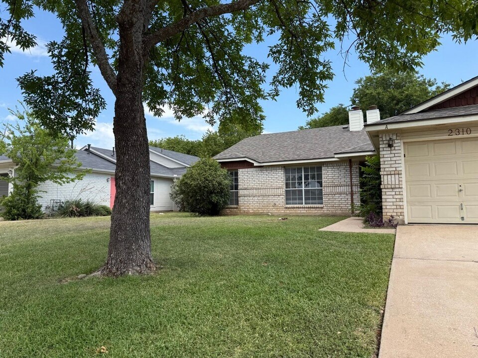 2310 Fuzz Fairway in Austin, TX - Building Photo