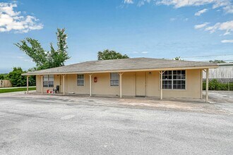 8430 Round Rock Dr in Houston, TX - Building Photo - Building Photo