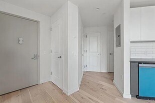 27-21 44th Dr in Queens, NY - Building Photo