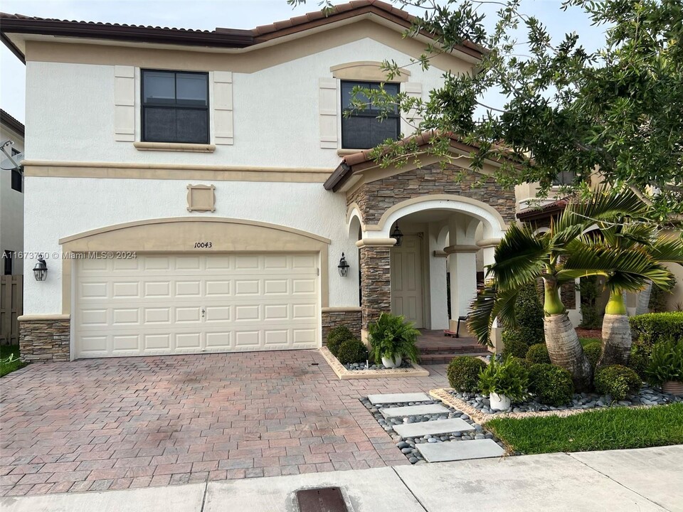 10043 NW 89th Terrace in Doral, FL - Foto de edificio