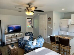 424 Pequot Ave in Groton, CT - Building Photo - Building Photo