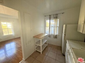 883 N Hoover St in Los Angeles, CA - Building Photo - Building Photo