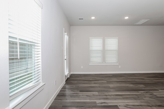 333 N Centro Cir in Shenandoah, TX - Building Photo - Building Photo