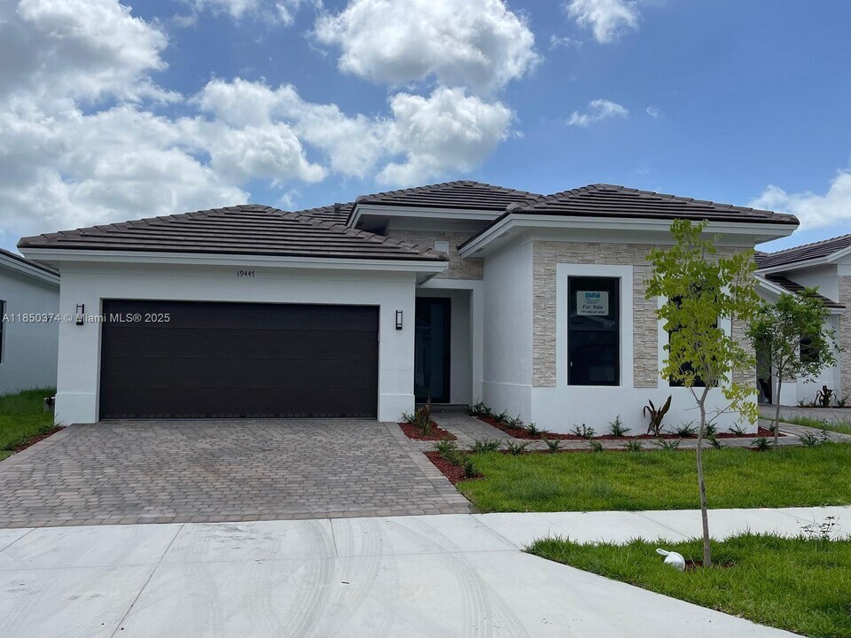 19447 SW 124th Ct in Miami, FL - Foto de edificio
