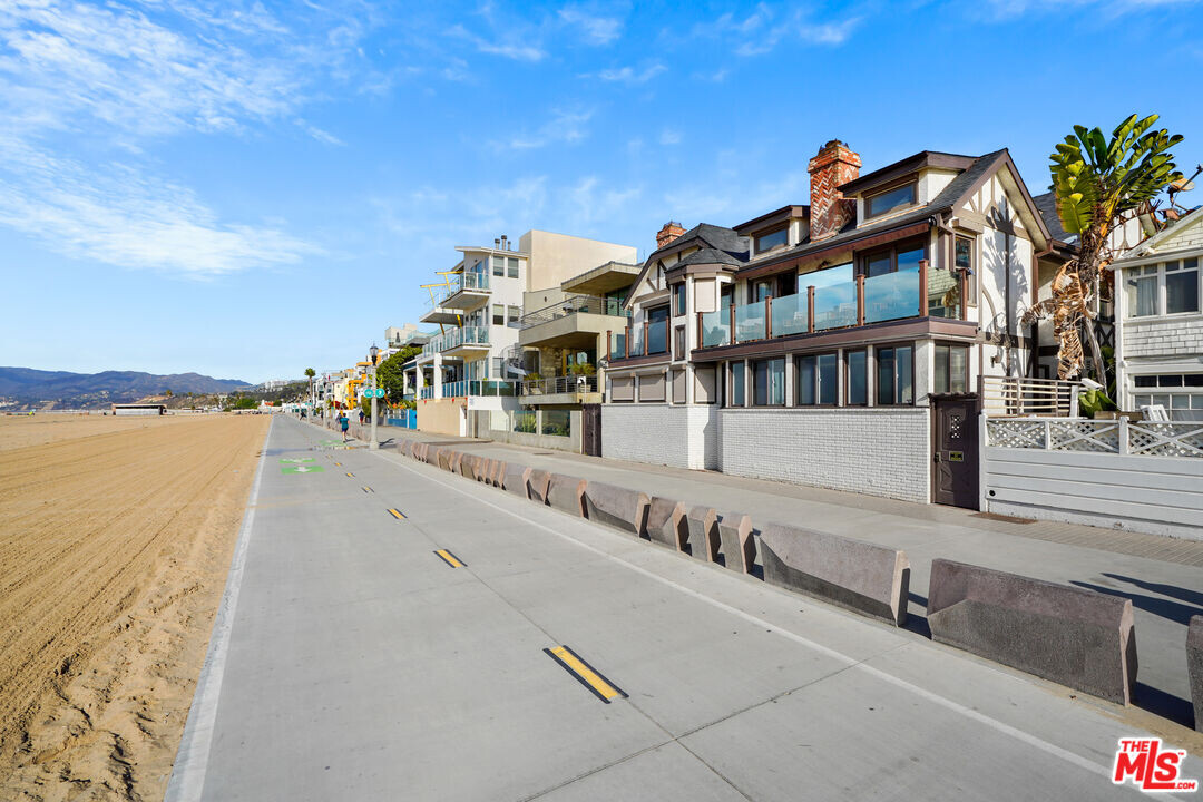 1366 Palisades Beach Rd in Santa Monica, CA - Building Photo