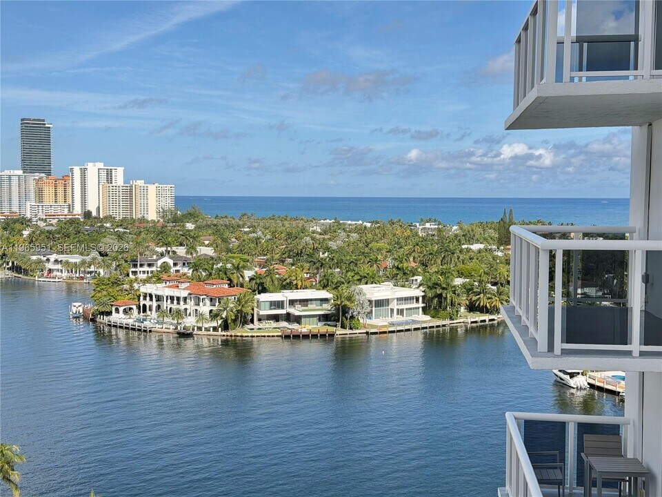 20515 E Country Club Dr in Miami, FL - Building Photo