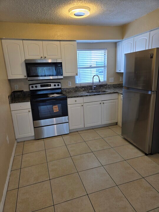 2015 S Tuttle Ave in Sarasota, FL - Building Photo