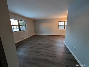 21 Enid St, Unit APT A in Bridgeport, CT - Foto de edificio - Building Photo