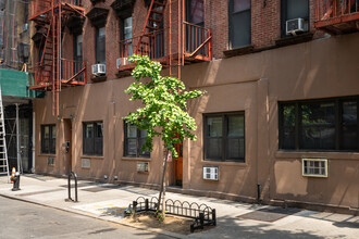 143 Sullivan St in New York, NY - Building Photo - Building Photo