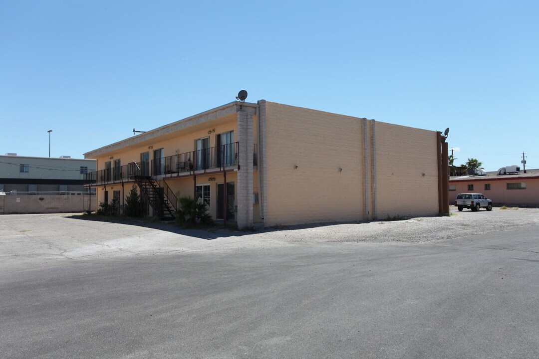 691 E Naples Dr in Las Vegas, NV - Building Photo