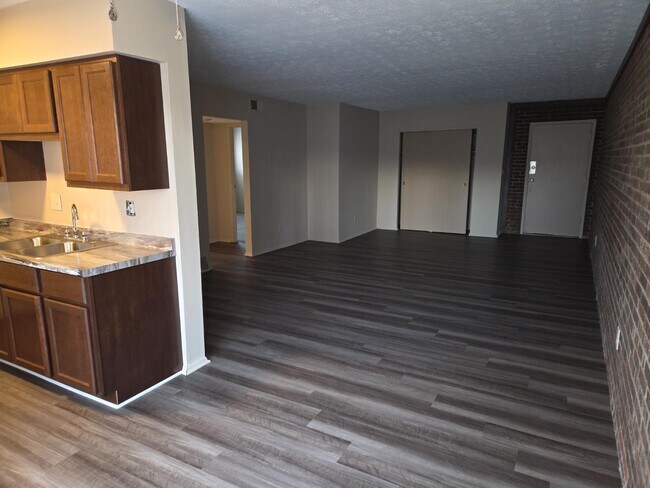 20-32 Church St in Amelia, OH - Foto de edificio - Building Photo